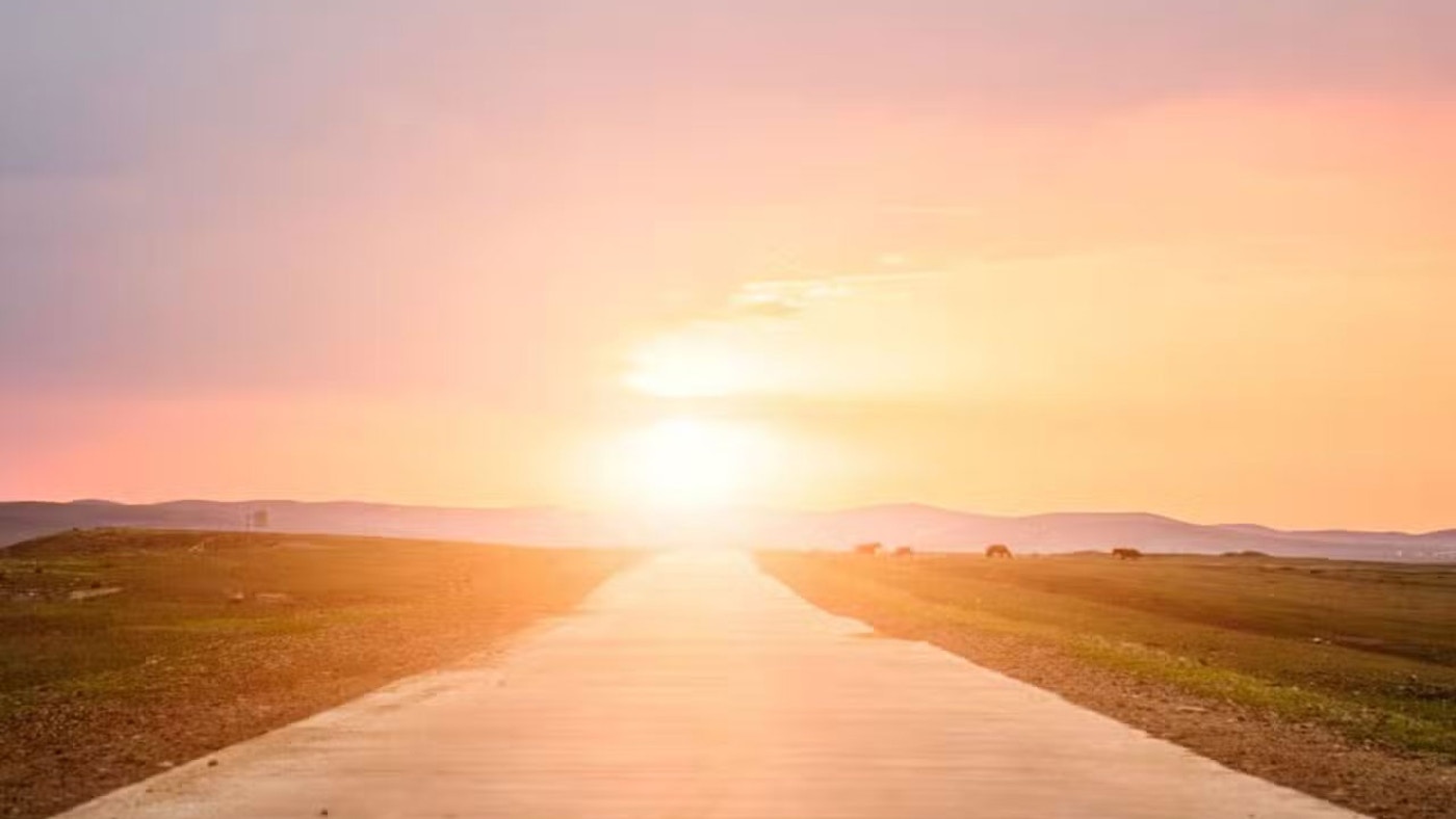 Straße bei Sonnenaufgang